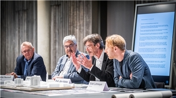 Pressekonferenz der Gestaltungswerkstatt zum Thema Innenstadtentwicklung der ehemaligen Karstadt-Immobilie im Stadtzentrum (von links): Bürgermeister Torsten Neuhoff, Oberbürgermeister Melf Grantz, Werkstattleiter Jörn Walter und Sven Lohmeyer von Urbanista.