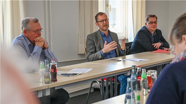 Jurist sieht gute Chancen für Bremerhavens Verfassungsreform Pressekonferenz zur Magistrats-Reform mit Martin Günthner und den Koalitionären. Foto Scheschonka