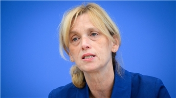 Prien will im kommenden Jahr einen Vorschlag zum Mutterschutz für Selbstständige vorlegen. (Archivbild)