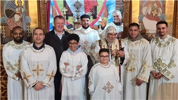 Mitglieder der koptischen Gemeinde stehen in der ehemaligen Herz-Jesu-Kirche