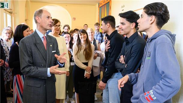 Royaler Besuch: Prinz Edward in Berlin Prinz Edward im Gespräch mit Schülern der Schule am Schillerpark in Berlin-Wedding.