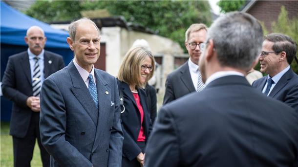 Prinz Edward bedankt sich für Versöhnungsarbeit Prinz Edward (l) wird am Alexander Haus in Groß Glienicke begrüßt.