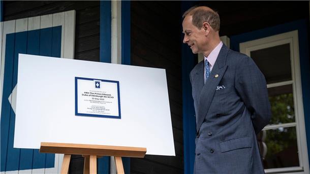 Prinz Edward bedankt sich für Versöhnungsarbeit Prinz Edward schaut sich die Ehrenplakette am Alexander Haus in Groß Glienicke an.