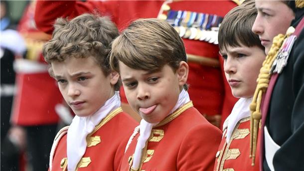 Der britische Prinz George wird zehn Prinz George (2.v.l.) als Ehrenpage vor der Krönungszeremonie von König Charles III. und Camilla.