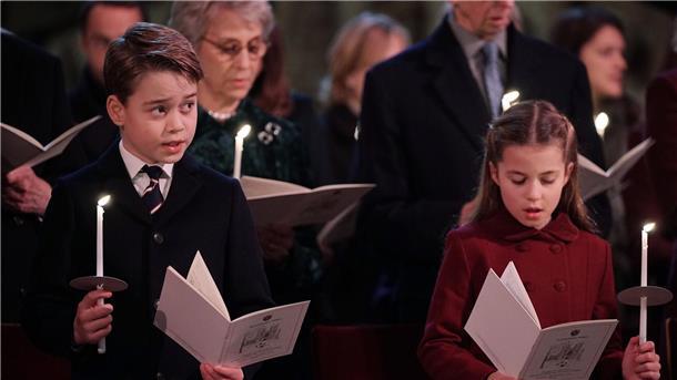 Prinz George überrascht mit künstlerischem Talent Prinz George (l) und seine Schwester Charlotte singen mit beim Weihnachtsgottesdienst „Together at Christmas“ in der Westminster Abbey.