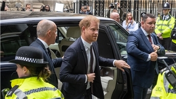 Prinz Harry auf dem Weg zum Gericht in London.