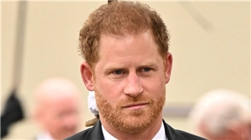 Prinz Harry hat sich mit einem Verlag auf einen außergerichtlichen Vergleich geeinigt.