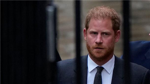 Harry: Royal Family hat Schweigepakt mit der Boulevardpresse Prinz Harry sowie weitere Prominente verklagen den Verlag Associated Newspapers. Nun macht er der Royal Family Vorwürfe.