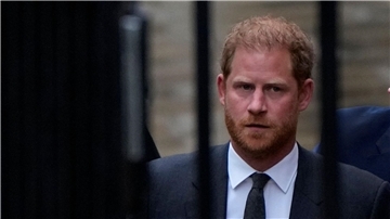 Prinz Harry sowie weitere Prominente verklagen den Verlag Associated Newspapers. Nun macht er der Royal Family Vorwürfe.