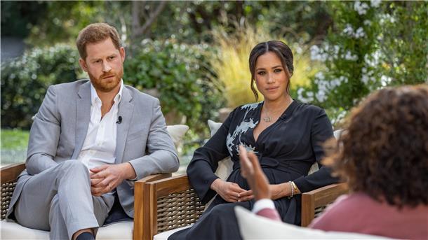 US-Moderatorin Oprah Winfrey (r) spricht bei einem Interview mit Prinz Harry von Großbritannien und seiner Ehefrau Herzogin Meghan.