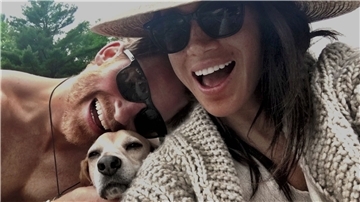 Prinz Harry und Herzogin Meghan in einer Szene der Dokumentation „Harry & Meghan“.