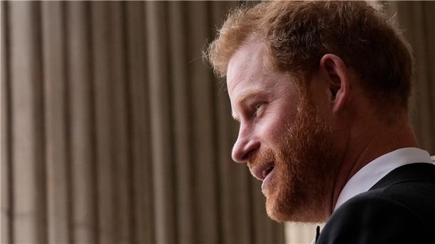 Prinz Harry und weitere Prominente haben eine gemeinsame Klage gegen den Verlag der „Mail on Sunday“ und der „Daily Mail“ eingereicht.