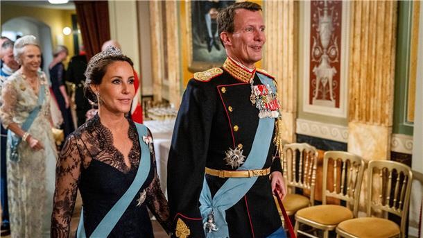 Prinz Joachim und Prinzessin Marie von Dänemark begrüßen die Gäste im Dänisch-Königlichen Theater anlässlich des 50. Jahrestages der Thronbesteigung der dänischen Königin.