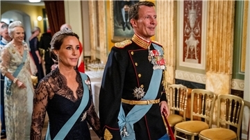 Prinz Joachim und Prinzessin Marie von Dänemark begrüßen die Gäste im Dänisch-Königlichen Theater anlässlich des 50. Jahrestages der Thronbesteigung der dänischen Königin.