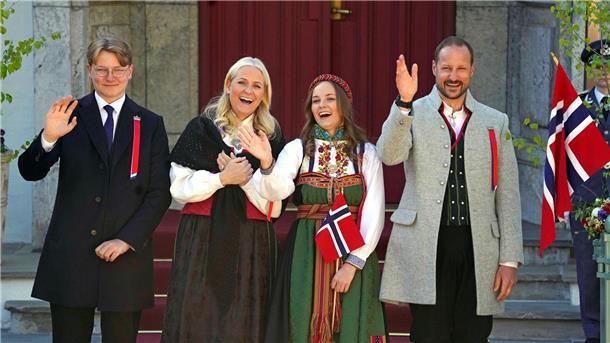 Kronprinz Haakon wird kurz vor Mette-Marit 50 Prinz Sverre Magnus (l-r), Kronprinzessin Mette-Marit, Prinzessin Ingrid Alexandra und Kronprinz Haakon am norwegischen Nationalfeiertag.