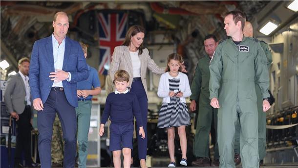 Prinz William besucht mit seiner Familie Flugschau Prinz William (l) und Prinzessin Kate (3.v.l) besuchen mit ihren Kindern Prinz George (2.v.l), Prinzessin Charlotte (3.v.r) und Prinz Louis (hinten l) die Royal International Air Tattoo.