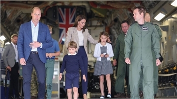 Prinz William (l) und Prinzessin Kate (3.v.l) besuchen mit ihren Kindern Prinz George (2.v.l), Prinzessin Charlotte (3.v.r) und Prinz Louis (hinten l) die Royal International Air Tattoo.