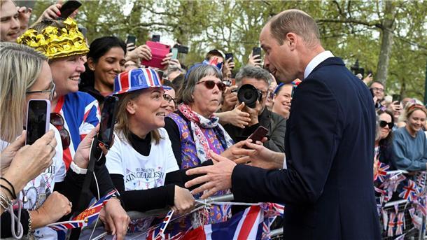 König Charles führt Royals in ungewisse Zukunft Prinz William (r) begrüßt Gratulanten vor dem Buckingham Palace.