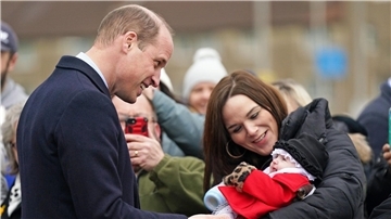 Prinz William trägt Babys offenbar meist auf dem rechten Arm.