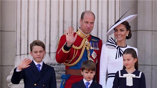 Ende der „großen Lücke“: Kate wieder mit Royals vereint Prinz William und Prinzessin Kate auf dem Balkon des Buckingham Palastes mit ihren Kindern Prinz George (v.l.n.r.), Prinz Louis und Prinzessin Charlotte.