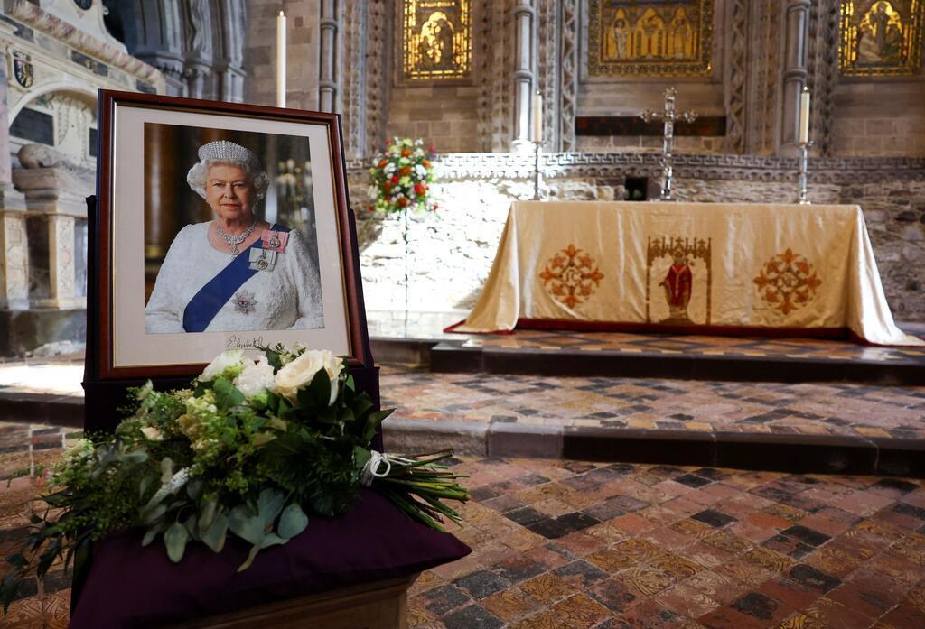 Prinz William und Prinzessin Kate haben in der  in der Kathedrale von St. Davids einen Blumenstrauß an einem Bild der Queen niedergelegt.