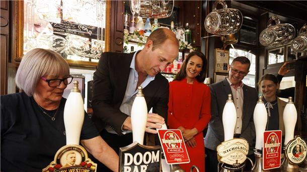 Prinz William zapft das erste Bier von Kingmaker, eine Neukreation zur Feier der Krönung von König Charles III..