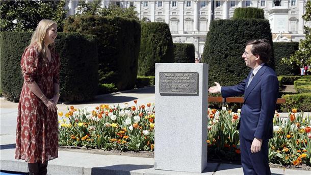 Prinzessin Amalia der Niederlande und Madrids Bürgermeister José Luis Martínez-Almeida enthüllen am neuen Tulpengarten an der Plaza de Oriente eine Gedenktafel.