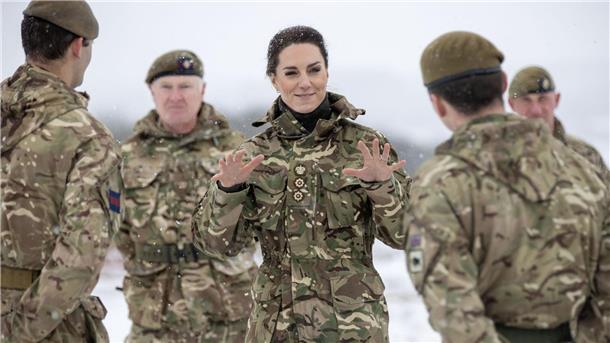 Oberst Kate bei der Truppe: Prinzessin hilft bei Übung Prinzessin Kate beim Truppenbesuch.