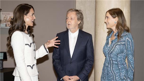 Prinzessin Kate und Paul McCartney im Museum Prinzessin Kate (l) im Gespräch mit Sir Paul McCartney und seiner Frau Nancy Shevell.