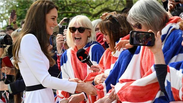 König Charles führt Royals in ungewisse Zukunft Prinzessin Kate (l) mit royalen Fans am Tag vor der Krönung von König Charles.