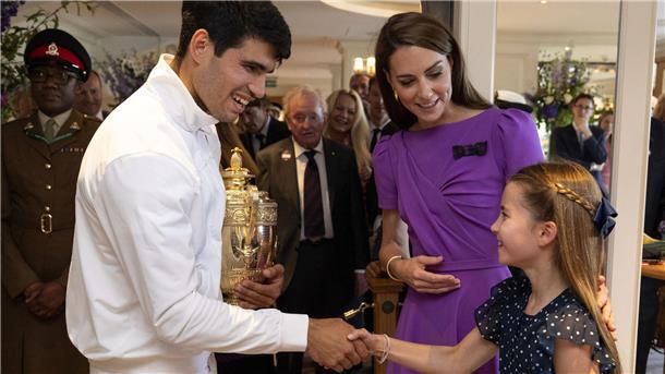 Prinzessin Kate (Mitte) sieht zu, wie Prinzessin Charlotte Carlos den Wimbledon-Sieger Carlos Alcaraz im Clubhaus nach seinem Sieg im Finale des Herreneinzels die Hand schüttelt.Parsons/dpa