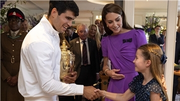 Prinzessin Kate (Mitte) sieht zu, wie Prinzessin Charlotte Carlos den Wimbledon-Sieger Carlos Alcaraz im Clubhaus nach seinem Sieg im Finale des Herreneinzels die Hand schüttelt.Parsons/dpa