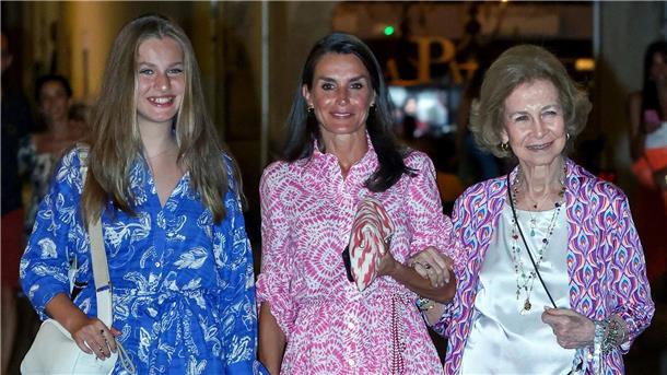 Prinzessin Leonor (l-r), Königin Letizia und die ehemalige Königin Sofía bei einem Besuch auf Mallorca im August 2022.