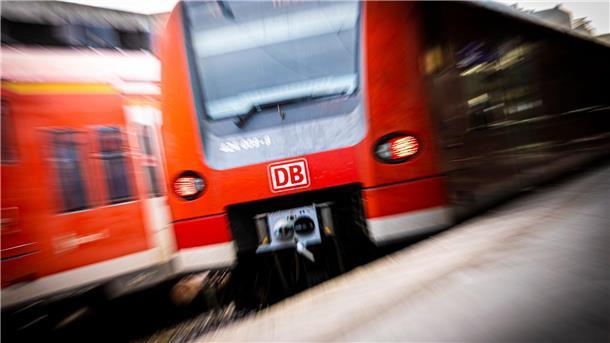Fahrgastverband: 2024 war ein verlorenes Jahr Pro Bahn fordert eine bessere Vorbereitung auf die neunmonatige Vollsperrung zwischen Hamburg und Berlin. (Archivfoto)