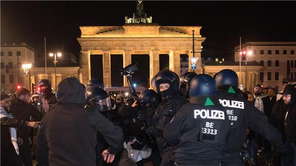 Entsetzen über Brandsätze vor Synagoge - Ausschreitungen Pro-Palästina-Demonstranten streiten sich mit der Polizei vor dem Brandenburger Tor.