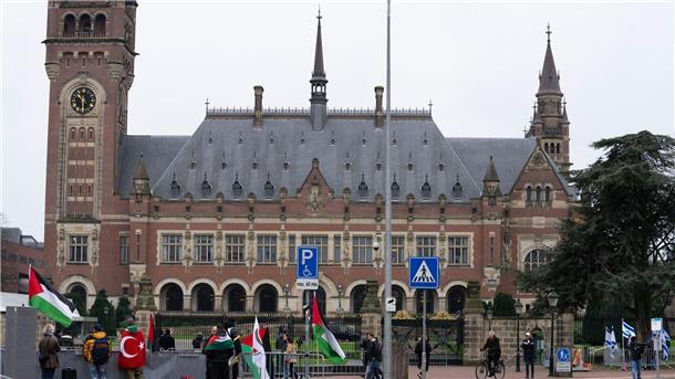Pro-palästinensische (l) und pro-israelische Demonstranten (r) protestieren vor dem Obersten Gerichtshof der Vereinten Nationen in Den Haag (Archivbild).