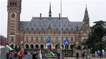 Pro-palästinensische (l) und pro-israelische Demonstranten (r) protestieren vor dem Obersten Gerichtshof der Vereinten Nationen in Den Haag (Archivbild).