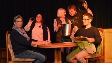 Proben für das neue Stück der Plattenspeelers „Männersnööv“: Sigrid Liedtke, Janet Lopez, Christel Krause, Jannes Wrede, Andreas Lingemann.
