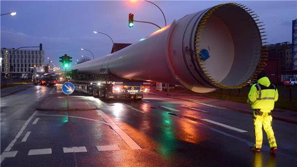Probleme mit den Genehmigungen für Schwerlast- und Großraumtransporte gab es in den vergangenen Jahren immer wieder. Nun müssen die schon genehmigten Transporte wegen der gesperrten Autobahn neu beantragt werden. (Symbolbild)