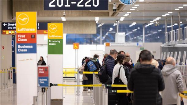 Problemlose Abfertigung am Flughafen Köln/Bonn zum Auftakt der Osterferien.