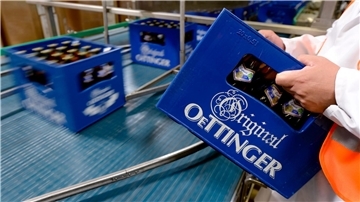 Produktion in der Oettinger Brauerei in Braunschweig. Derzeit ruht die Produktion wegen eines Warnstreiks. (Archivbild)