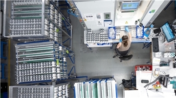 Produktion von Superkondensatoren bei einem Batteriezellenhersteller in Sachsen.