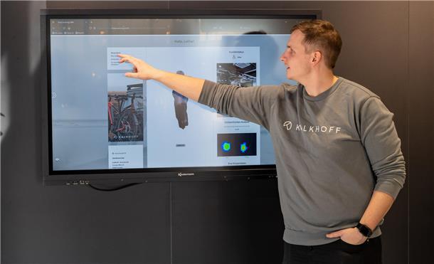 Produktmanager Mike Drieling misst Peter Gassner fahrradtechnisch ein.