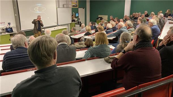 Prof. Dr. Andreas Burkert während seines Vortrags vor den Nordenhamer Sternfreunden.