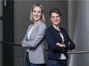 Zwei Frauen lächeln und stehen Rücken an Rücken mit verschränkten Armen. Prof. Dr. Birte Kemmerling (links) und Prof. Dr. Barbara Kleine-Kalmer gründen das Institut, um die Marketing-Expertise der Hochschule Bremerhaven zu stärken und die regionale Wirtschaft mit Markt- und Branchenstudien zu unterstützen.