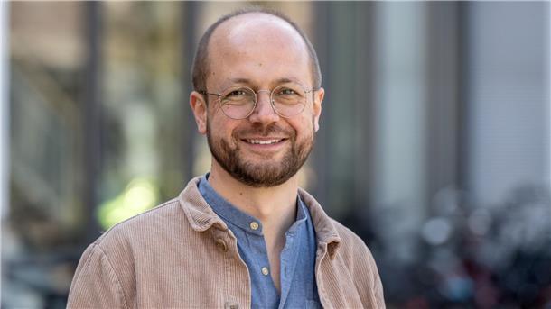 Prof. Dr. Dunkel von der Carl von Ossietzky Universität Oldenburg spricht in der Jahnhalle.