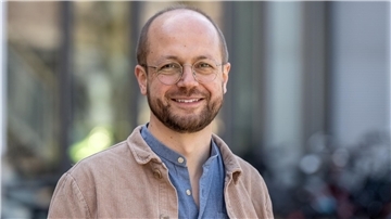 Prof. Dr. Dunkel von der Carl von Ossietzky Universität Oldenburg spricht in der Jahnhalle.