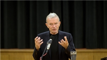 Prof. Dr. Klaus Hurrelmann hält einen Vortrag in Bremerhaven an der Humboldtschule.