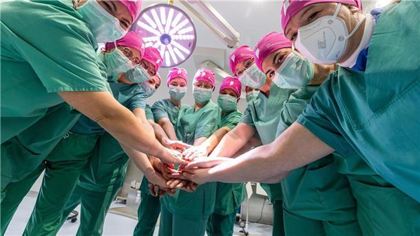 „Die Chirurginnen“ wollen Frauen für das Messer begeistern  Prof. Dr. med Katja Schlosser (l.) mit Kolleginnen im OP-Saal.