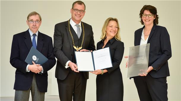 Prof. Dr. Thomas Krieg (v. l.), Vizepräsident der Nationalen Akademie der Wissenschaften Leopoldina, Prof. (ETHZ) Dr. Gerald Haug, Präsident der Nationalen Akademie der Wissenschaften Leopoldina, Preisträgerin Prof. Dr. Antje Boetius, Andrea Frank, stellvertretende Generalsekretärin und Mitglied der Geschäftsführung des Stifterverbandes freuten sich über die Preisverleihung.